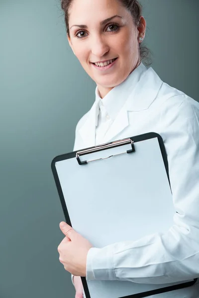 Sonrisa Confiada Mujer Oficina Dice Todo Armada Con Una Tableta —  Fotos de Stock
