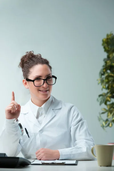 Skeptically Attentive Woman White Coat Doesn Belittle Your Insights Her — Stock Photo, Image