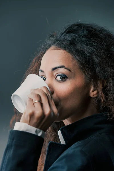 当一个可怕的黑人女人品尝着她那不甜的浓缩咖啡时 她散发着力量和知识 她深谙商业和社会 相信有选择的自由 — 图库照片