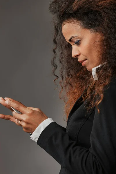 Utilizing Her Cellphone Black Woman Channels Her Inherent Attributes Whether — Stock Photo, Image