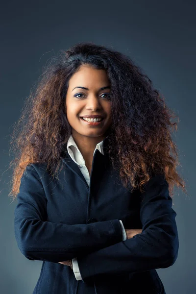 Mesmerizing Curls Year Old Black Woman Shines Contrasting Attire Navigating — Stock Photo, Image