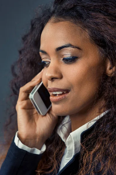 Telefonuyla Inanılmaz Bir Siyahi Kadın Onun Güçlü Yanlarını Kullanıyor Çerik — Stok fotoğraf