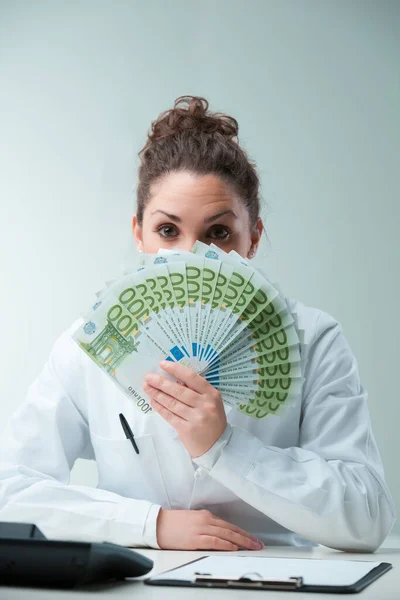 Satire Shines Defiant Scientist Woman Showcases Wealth Imagery Critiques Intermediaries — Stock Photo, Image