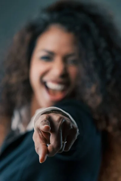 Foco Acentuado Dedo Apontador Uma Mulher Negra Radiante Contrasta Com — Fotografia de Stock