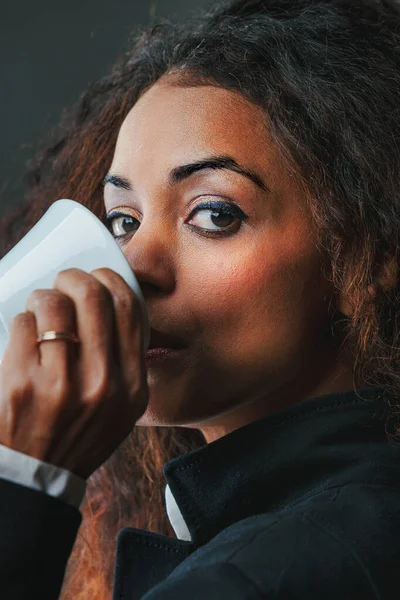 Enchanting Black Woman Drinks Her Espresso Eyeing Surroundings Climbing Business — Stock Photo, Image
