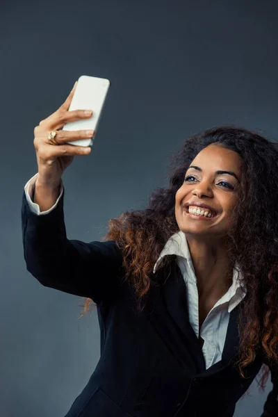 Eşsiz Yeteneklerle Doğan Siyah Kadın Cep Telefonuyla Dünyayı Dolaşıyor Etkileyici — Stok fotoğraf
