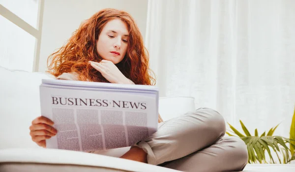 Effortlessly Merging Sophistication Relaxation Woman Studies Business Headlines Legs Reminiscent — Stock Photo, Image