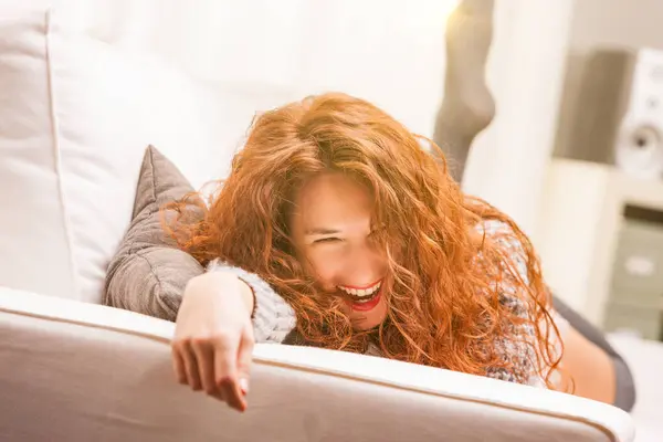 Kadın Neşeyle Gülüyor Kanepeye Yayılmış Kaliteli Zamanı Temsil Ediyor Rahatlama — Stok fotoğraf