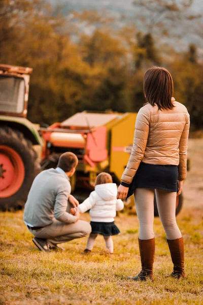 Amidst Pastoral Scene Parents Educate Young Daughter Tractor Significance Ensuring — Stock Photo, Image