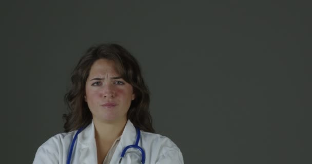 Doktorun Aşamalı Tepkileri Yanıltıcı Bilgilere Saygısız Bilimsel Verilere Tarafsız Gerçek — Stok video