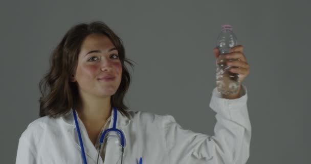 Jovem Médica Enfatiza Hidratação Por Água Potável Muitos Esquecem Sua — Vídeo de Stock