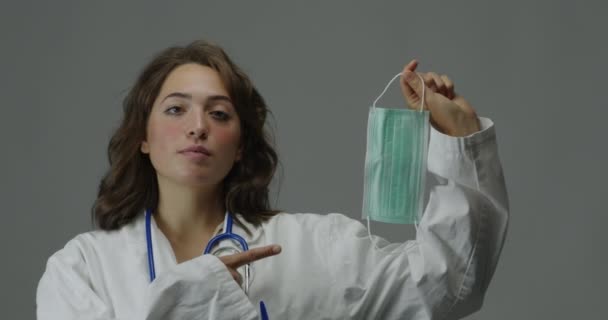 Doktorn Belyser Rollen Kirurgiska Masker Droppe Skydd Avsedd För Engångsbruk — Stockvideo