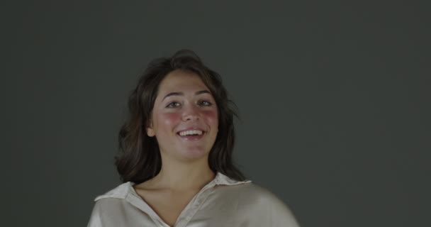 Älskade Unga Kvinna Gläds Över Bitcoin Vinster Frontal Syn Hennes — Stockvideo