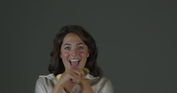Μια Γυναίκα Γεμάτη Χαρά Για Κέρδη Της Από Bitcoin Παρουσιάζει — Αρχείο Βίντεο