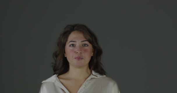 Jonge Vrouw Met Bruin Haar Signaleert Anticipatie Voor Het Genieten — Stockvideo