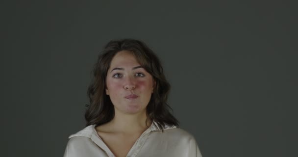Vyjadřuje Všeobecnou Lásku Chutnému Jídlu Bruneta Lehkém Oblečení Gesta Vzrušení — Stock video