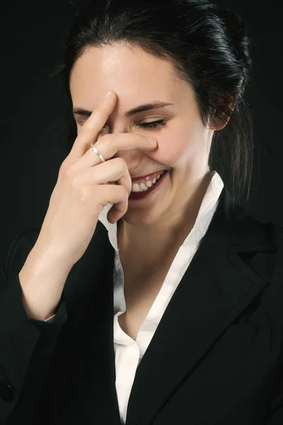 Смеющаяся Женщина Черном Деловом Костюме Черном Фоне Проверенное Мастерство Очевидная — стоковое фото