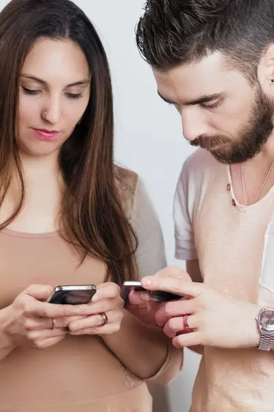 男と女は 遠く離れていて 携帯に囲まれてる モバイルアプリとインターネットの全能性は どこからでも 屋内外で働くことの両端の性質を強調しています — ストック写真