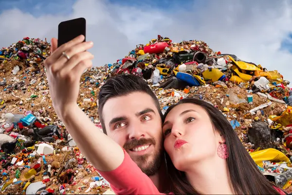 Meio Lixo Homem Uma Mulher Absorvidos Selfies Ignoram Seus Arredores — Fotografia de Stock