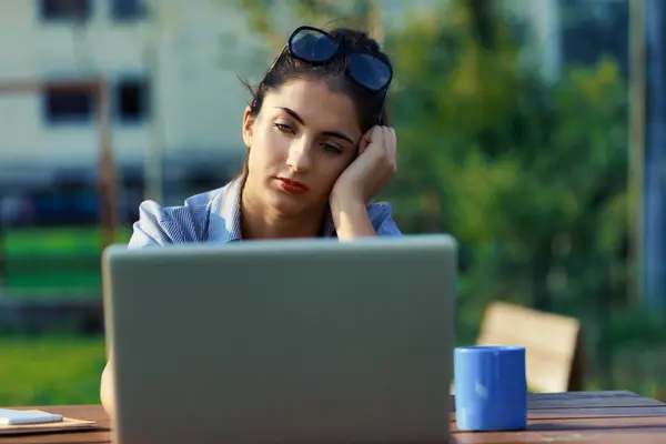 Weary Woman Working Laptop Craves Break Amidst Sun Fresh Air — Stock Photo, Image