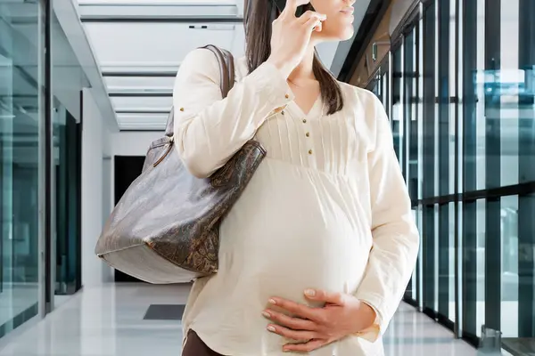 Неузнаваемая Беременная Женщина Погружена Телефонный Разговор Корпоративной Среде Работая Поздней — стоковое фото