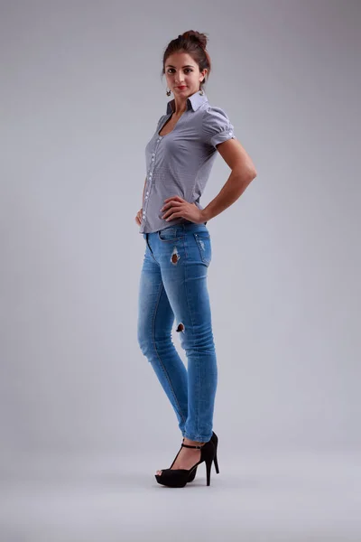 Mujer Muestra Con Confianza Belleza Vestida Con Jeans Ajustados Tacones —  Fotos de Stock
