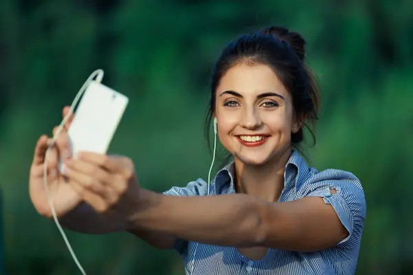 Oung Woman Outdoors Leverages Smartphone Entertainment Self Marketing Influencer Endeavors — Stock Photo, Image