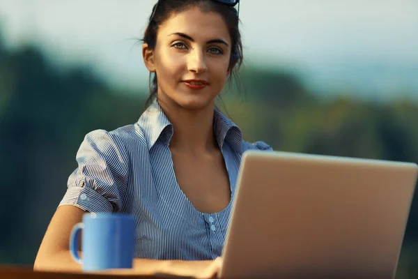 Vacation Woman Finds Comfort Working Amidst Foliage Mountains Combining Business — Stock Photo, Image