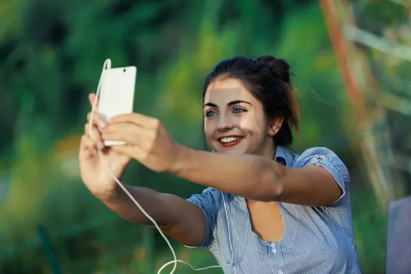 Utilizando Smartphones Livre Para Diversão Crescimento Profissional Uma Jovem Mulher — Fotografia de Stock