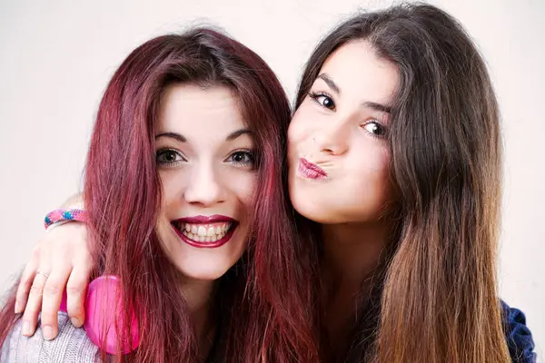 Retrato Duas Mulheres Jovens Brincalhões Possivelmente Irmãs Amigos Fazendo Rostos — Fotografia de Stock