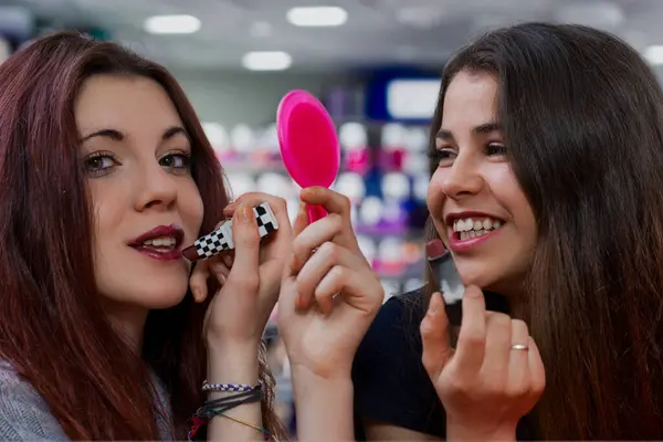 Dwie Oszałamiające Młode Kobiety Nakładają Makijaż Przygotowując Się Randki Wspierając — Zdjęcie stockowe