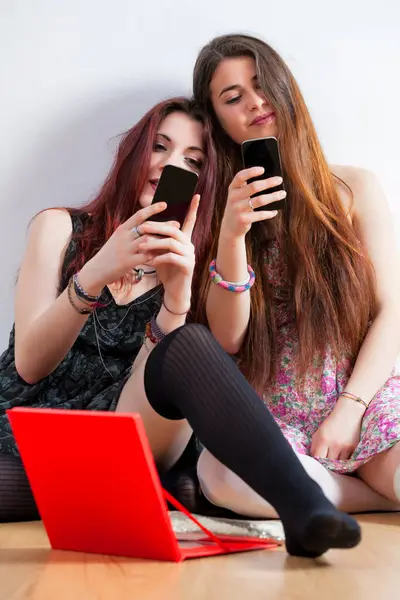 Pomiędzy Prawdziwą Wirtualną Socjalizacją Dwie Młode Kobiety Pielęgnują Chwile Przed — Zdjęcie stockowe
