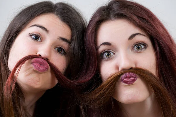 Despreocupado Radiante Duas Jovens Mulheres Com Maquiagem Impecável Cabelo Capturar — Fotografia de Stock