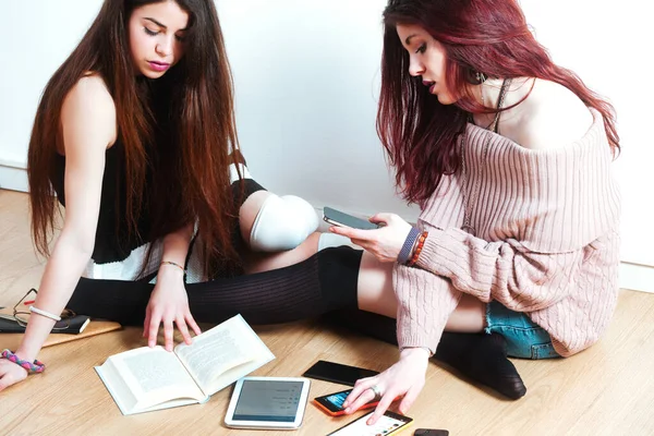 World Filled People Two Young Women Grapple New Media Conflicts — Stock Photo, Image