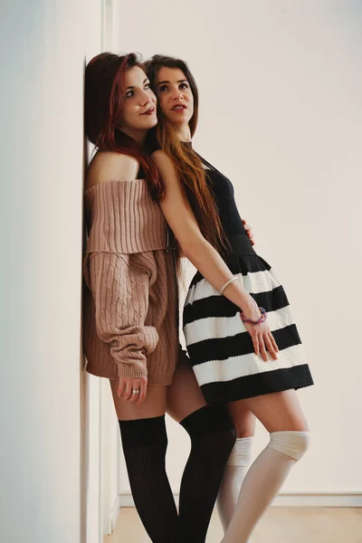 Twee Modellenvrienden Een Van Hun Outfit Spelt Casual Luxe Andere — Stockfoto