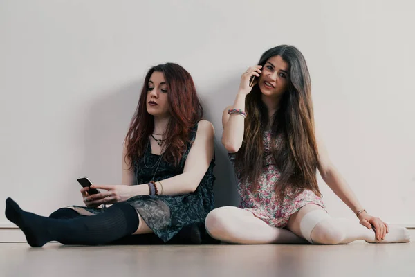 Młodzi Piękni Emanują Równowagą Między Sobą Społeczeństwem Smartfonami Przewidując Możliwe — Zdjęcie stockowe