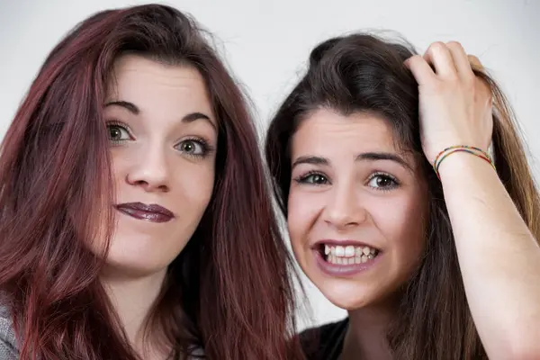 Essas Duas Mulheres Vestidas Com Maquiagem Precisa Cabelos Longos Não — Fotografia de Stock
