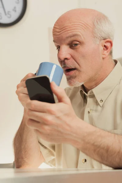 Starszy Człowiek Docenia Nowoczesną Technologię Używa Urządzeń Podczas Przerw Poprzednie — Zdjęcie stockowe