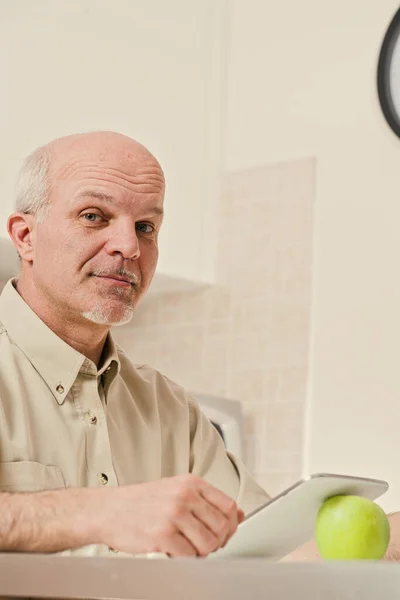 Looking Directly Mischievous Informed Expression Older Individual Holds Tablet Cleverly — Stock Photo, Image