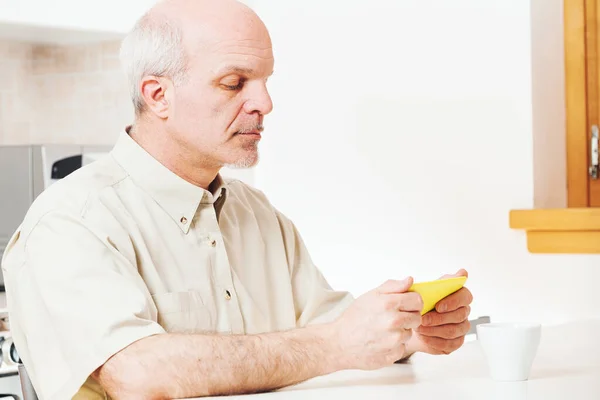 Utilizzando Dispositivi Uomo Anziano Cerca Aggiornamenti Durante Pasti Rispettando Doni — Foto Stock