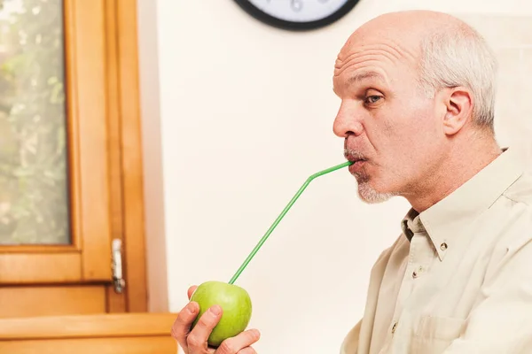 His Kitchen Mischievous Playful Elder Relishes Every Vitamin Green Apple — Stock Photo, Image