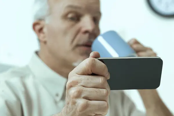 Starší Pán Při Jídle Pauzách Konzultuje Smartphone Tablet Jeho Generace — Stock fotografie