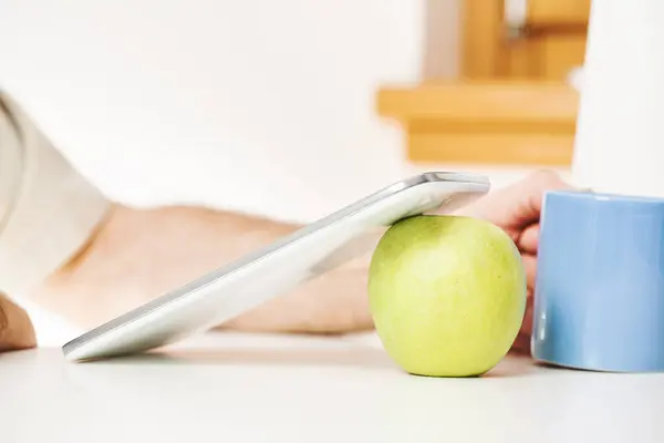 Symbolic Setup Digital Tablet Stands Green Apple Accompanied Blue Mug — Stock Photo, Image
