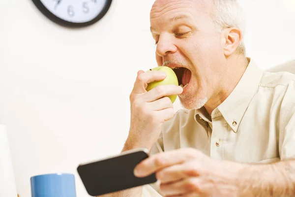 Focus Green Apple Elderly Prankster Enjoys Every Drop Its Vitamins — Stock Photo, Image