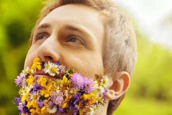 Gegen Grün Gedeiht Das Gesicht Eines Mannes Mit Blütenblättern Diese — Stockfoto