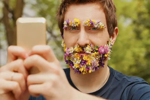 Individual Sporting Spring Flowers Facial Hair Rests Outdoors Appreciates Nature — Stock Photo, Image