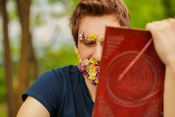 Woods Envelop Man Whose Face Rather Unusually Adorned Floral Beauty — Stock Photo, Image