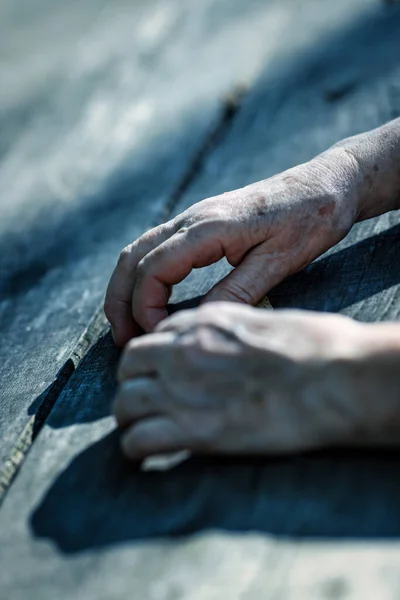 Hands Old Woman Etched Time Tale Rest Amidst Nature Backdrop — Stock Photo, Image
