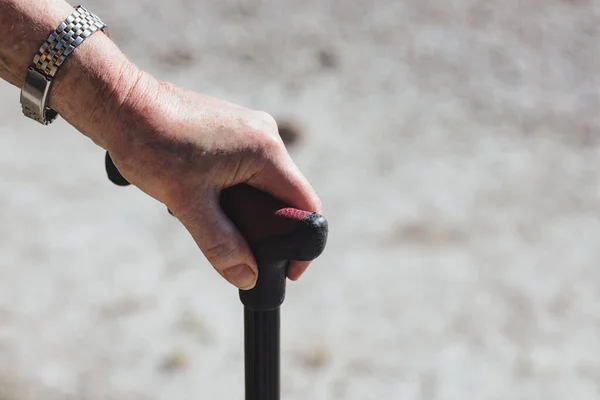 Mão Marcada Pela Idade Uma Anciã Que Descansa Seu Auxílio — Fotografia de Stock