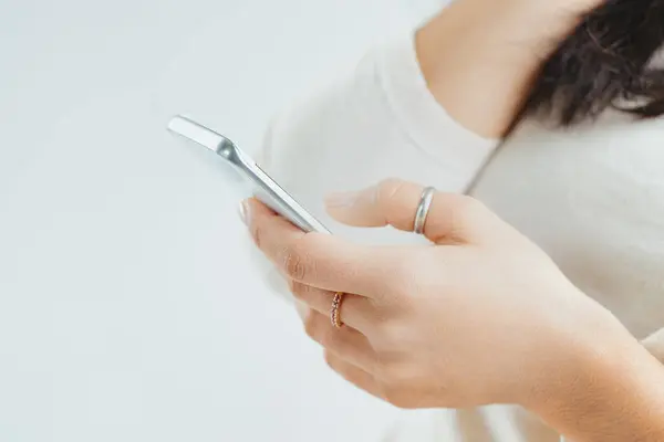 Ostrym Kontraście Miękkiego Tła Ręka Kobiety Chwyta Elegancki Smartfon Jej — Zdjęcie stockowe